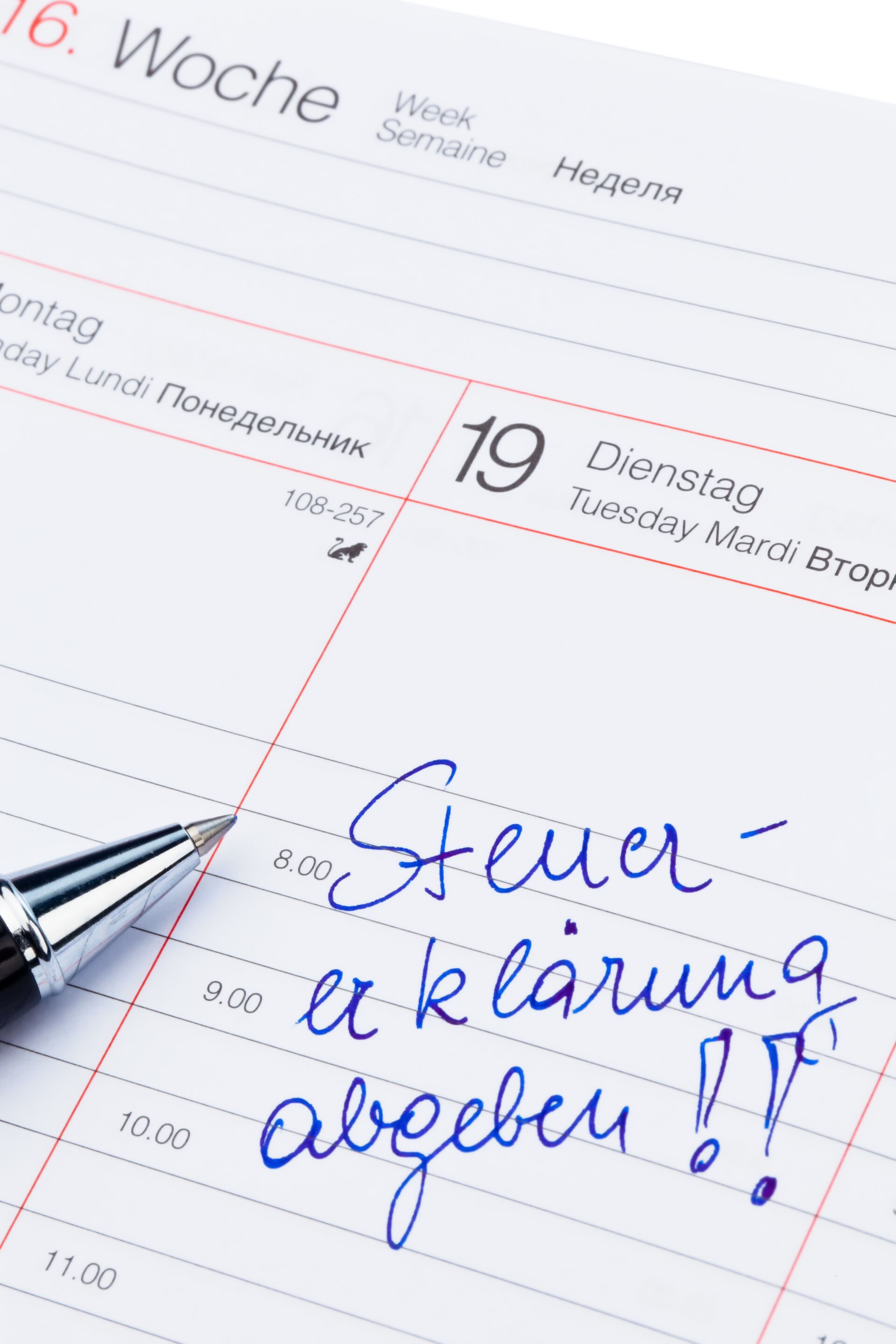 Ein Bild von einem Kalender mit einem Stift, wo drauf steht "Steuererklärung abgeben!"