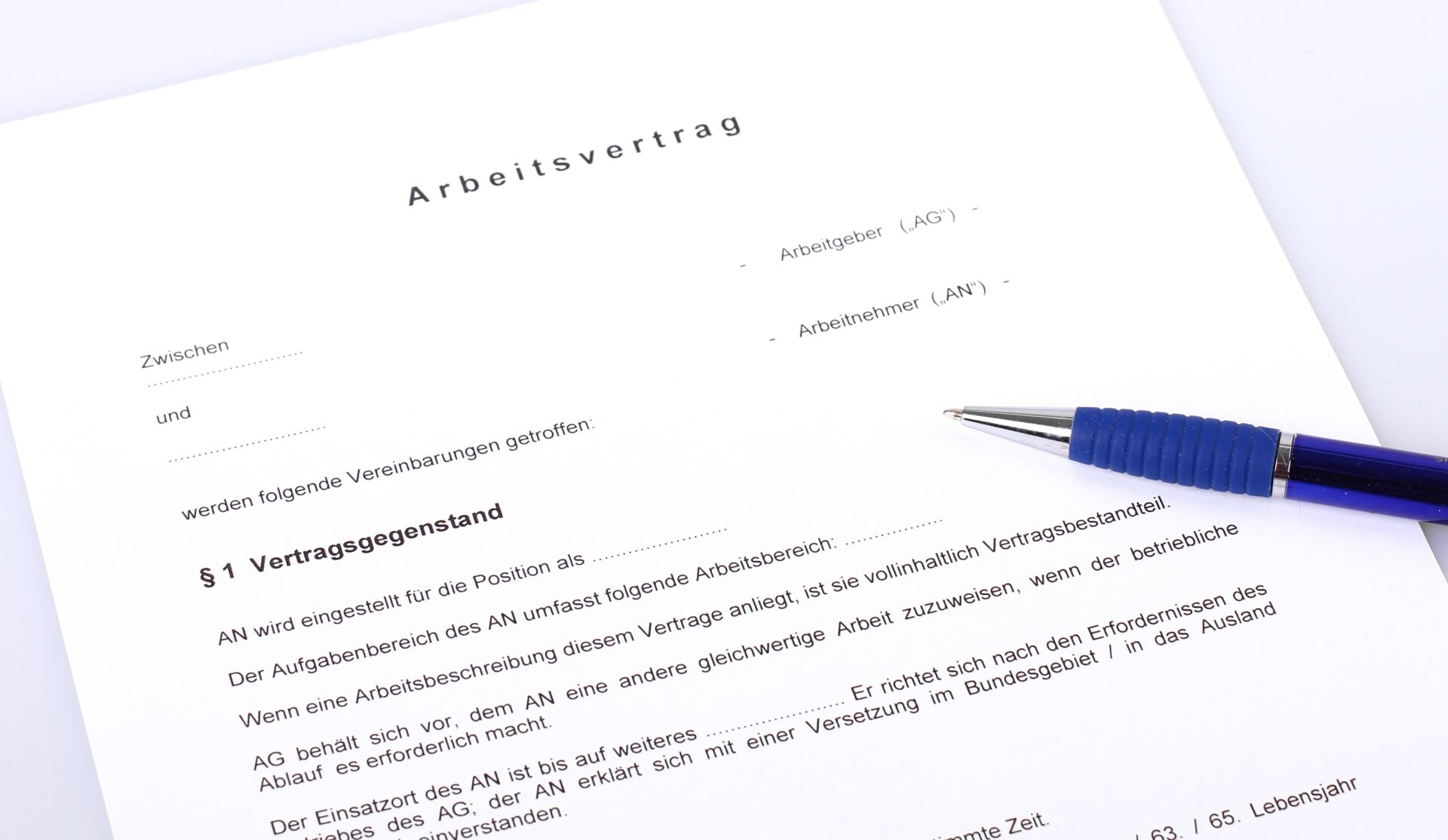 Ein Bild eines Arbeitsvertrags mit einem blauen Kugelschreiber
