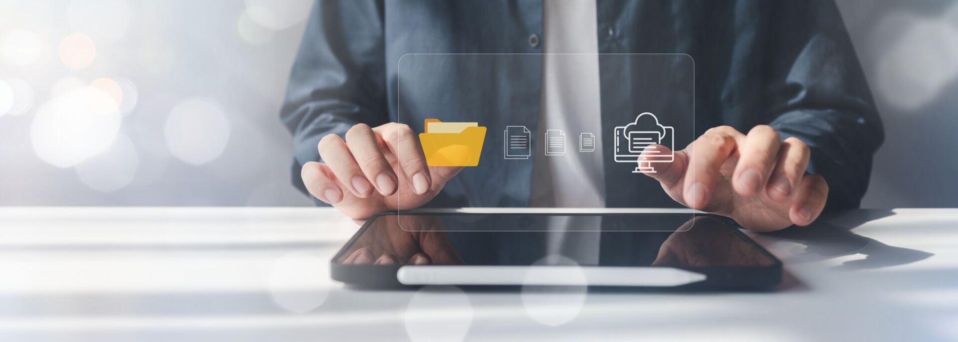 Eine Person tippt auf einem Tablett und es geht der Downloadbereich auf