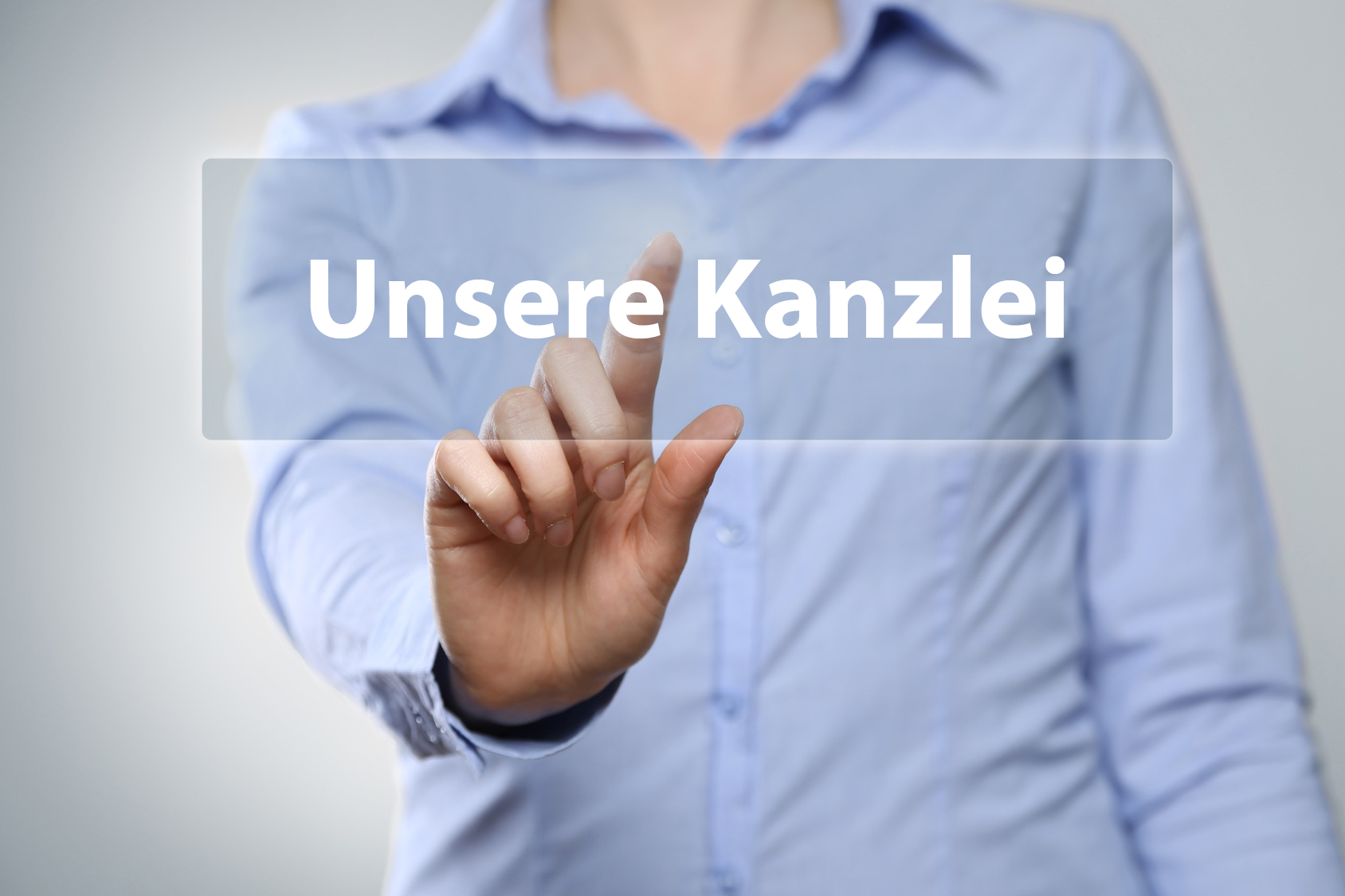 Eine Hand drückt einen transparenten Button mit der Aufschrift "Unsere Kanzlei"